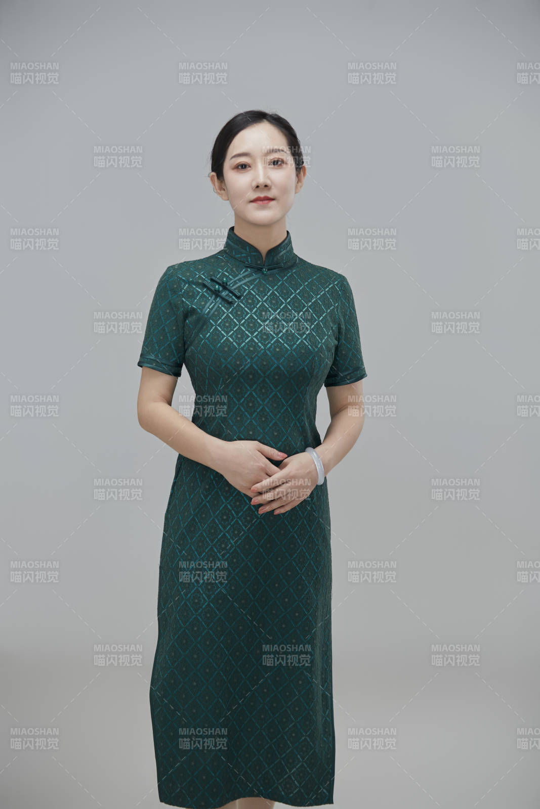 穿着中式旗袍的亚洲成年女性图片