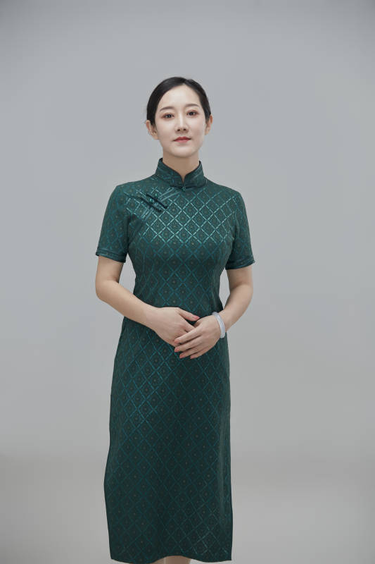 穿着中式旗袍的亚洲成年女性图片