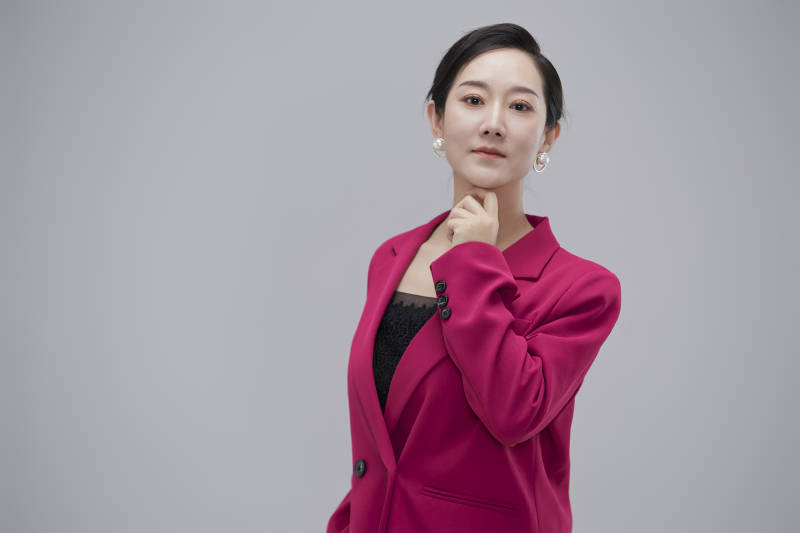 白色背景下职场职业成年女性经理人公关图片