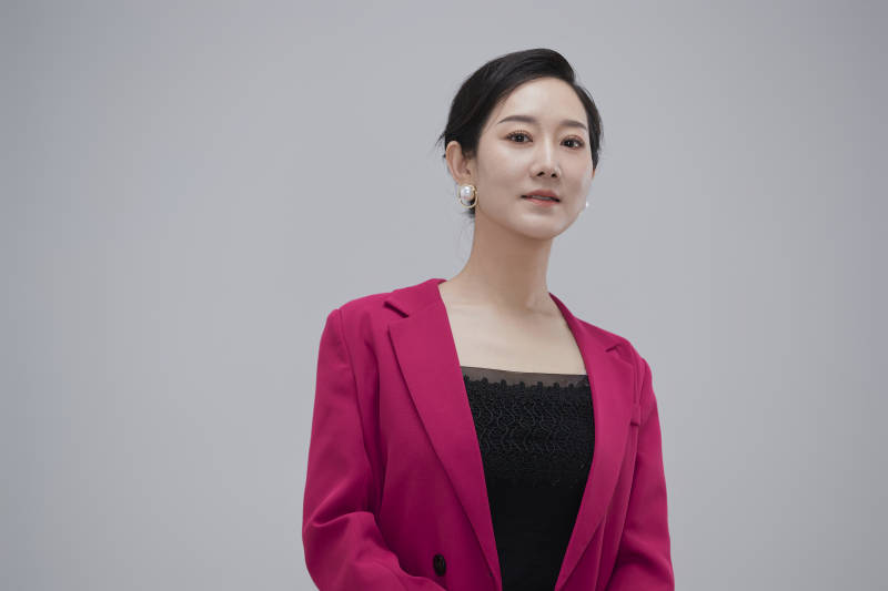 白色背景下职场职业成年女性经理人公关图片