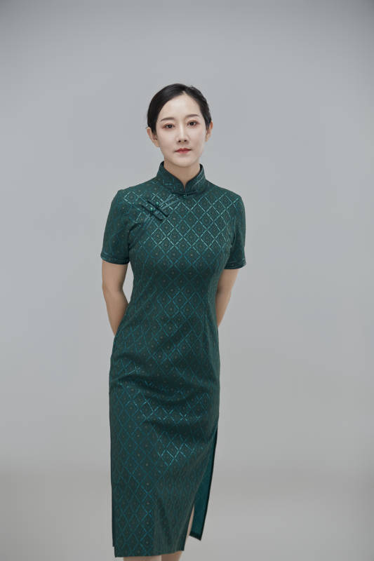 穿着中式旗袍的亚洲成年女性图片