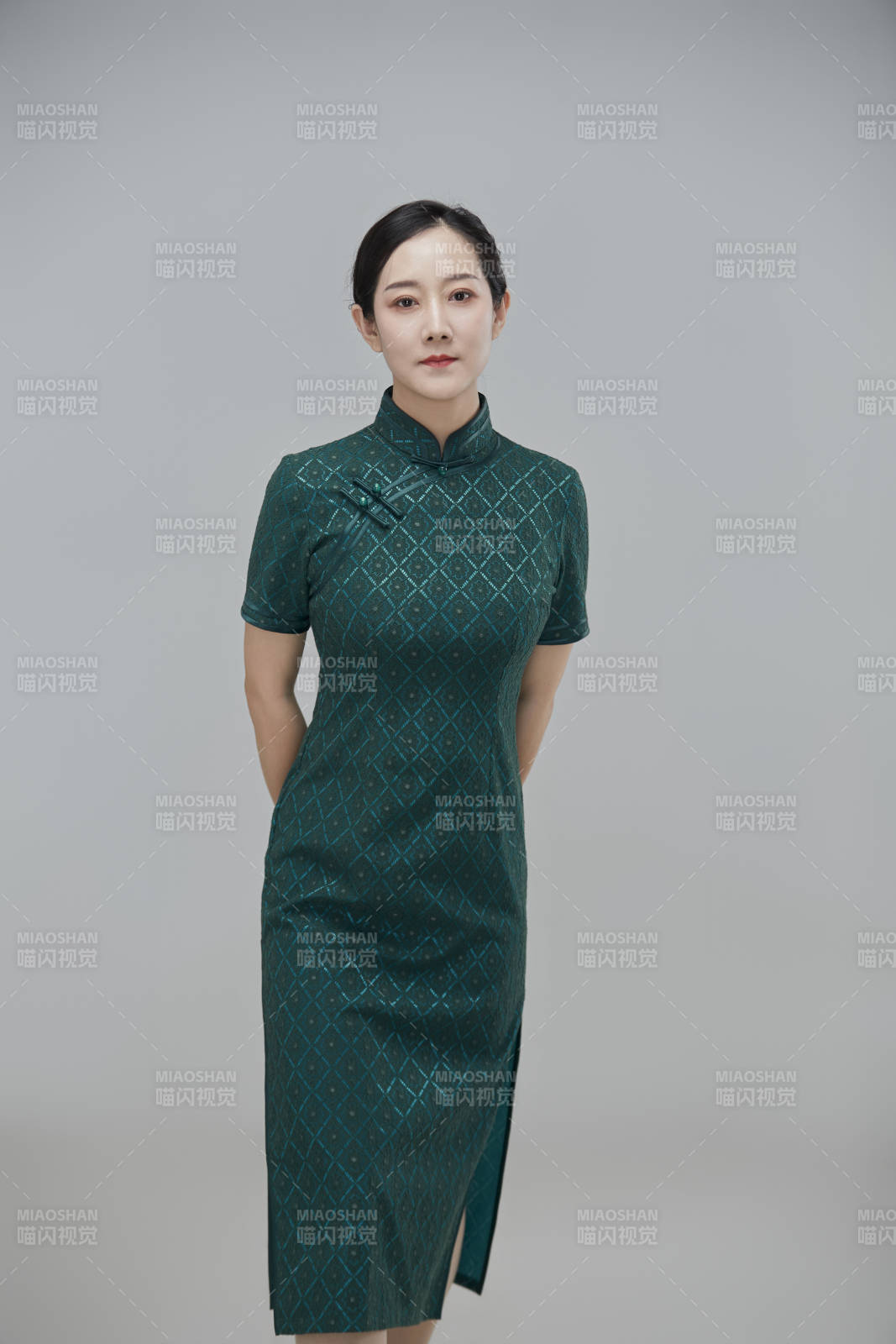 穿着中式旗袍的亚洲成年女性图片