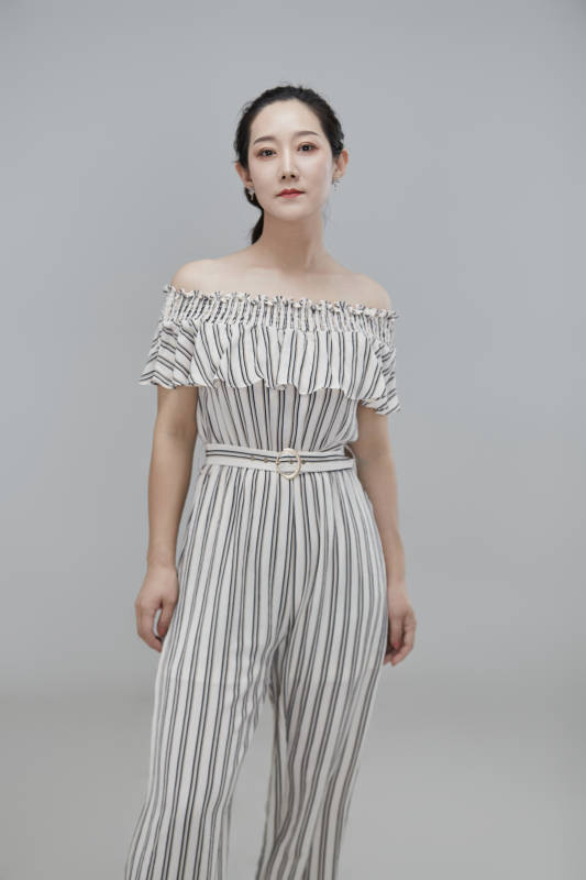 白色背景下穿着休闲时装的成年女性图片