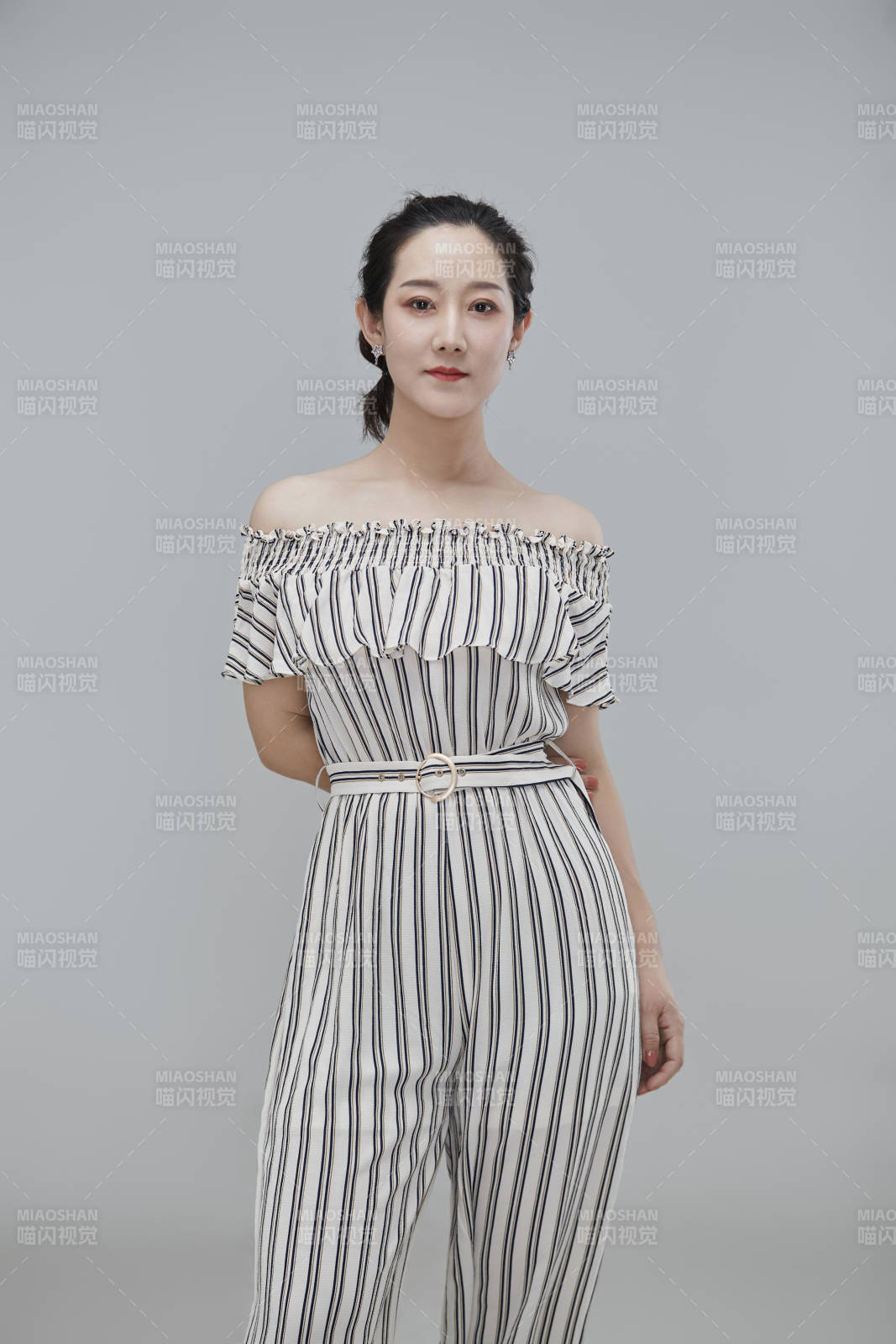 白色背景下穿着休闲时装的成年女性图片