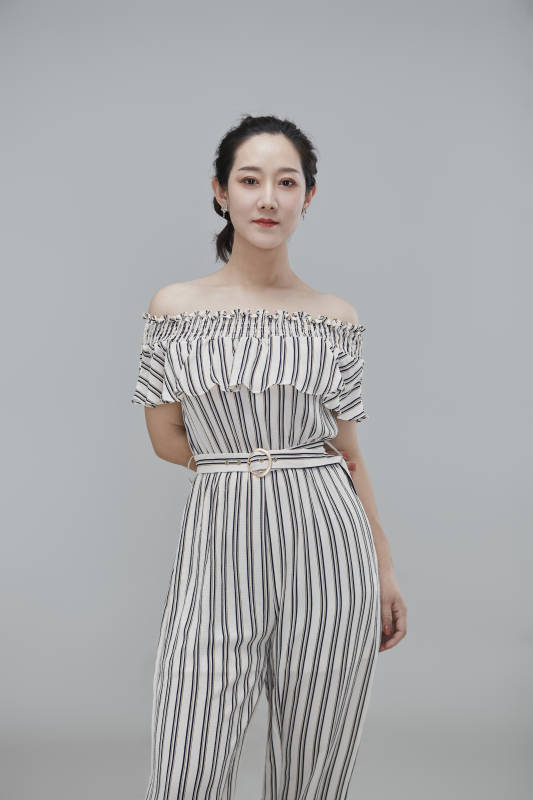 白色背景下穿着休闲时装的成年女性图片