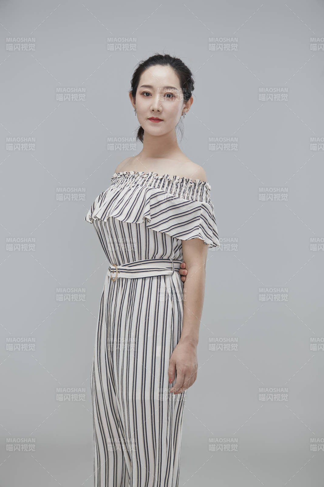 白色背景下穿着休闲时装的成年女性图片