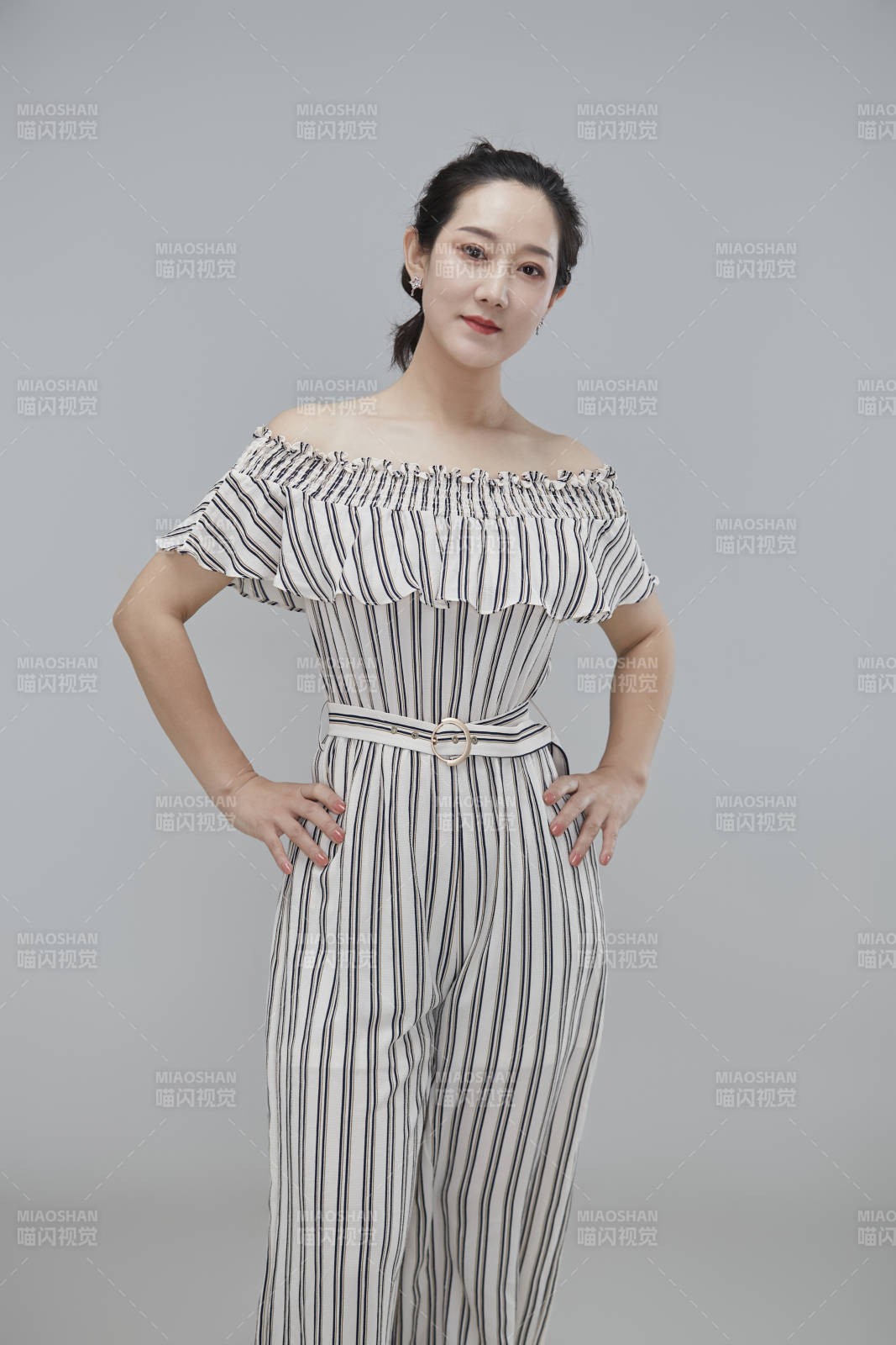 白色背景下穿着休闲时装的成年女性图片