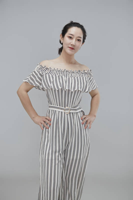 白色背景下穿着休闲时装的成年女性图片