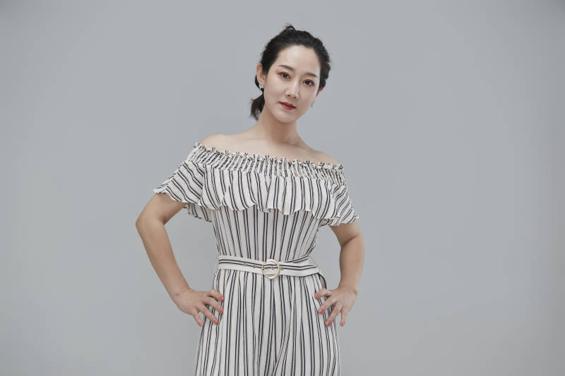 白色背景下穿着休闲时装的成年女性图片