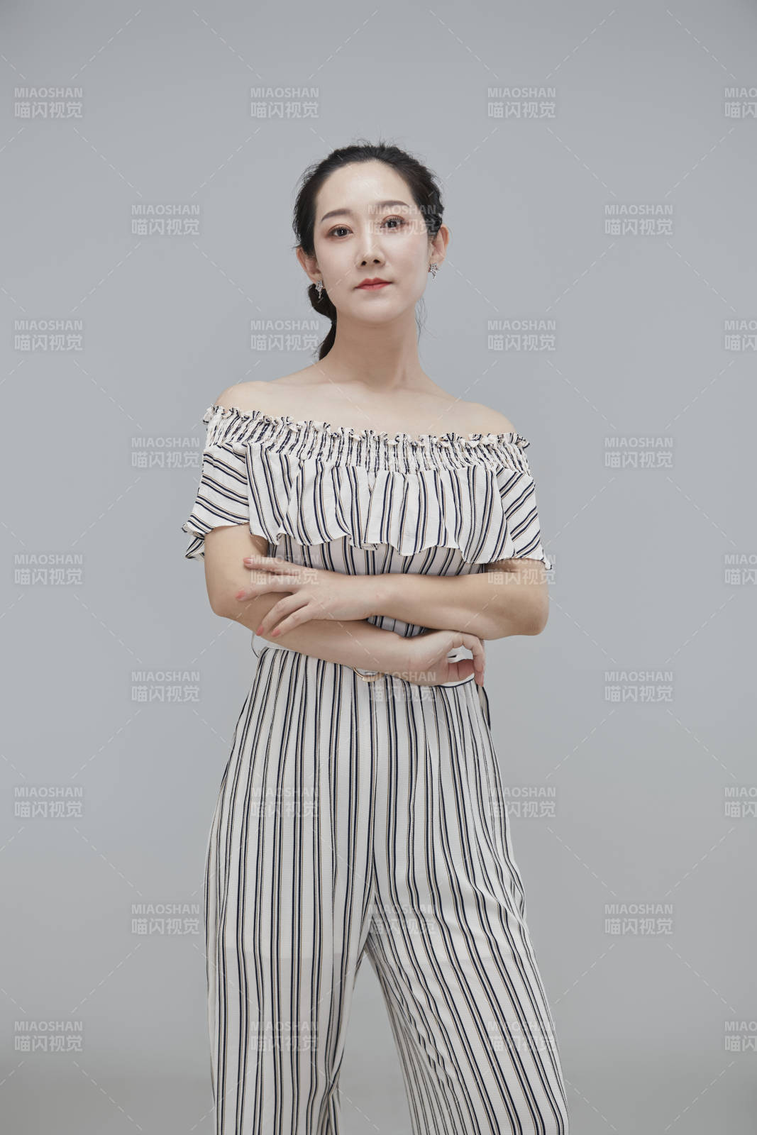 白色背景下穿着休闲时装的成年女性图片