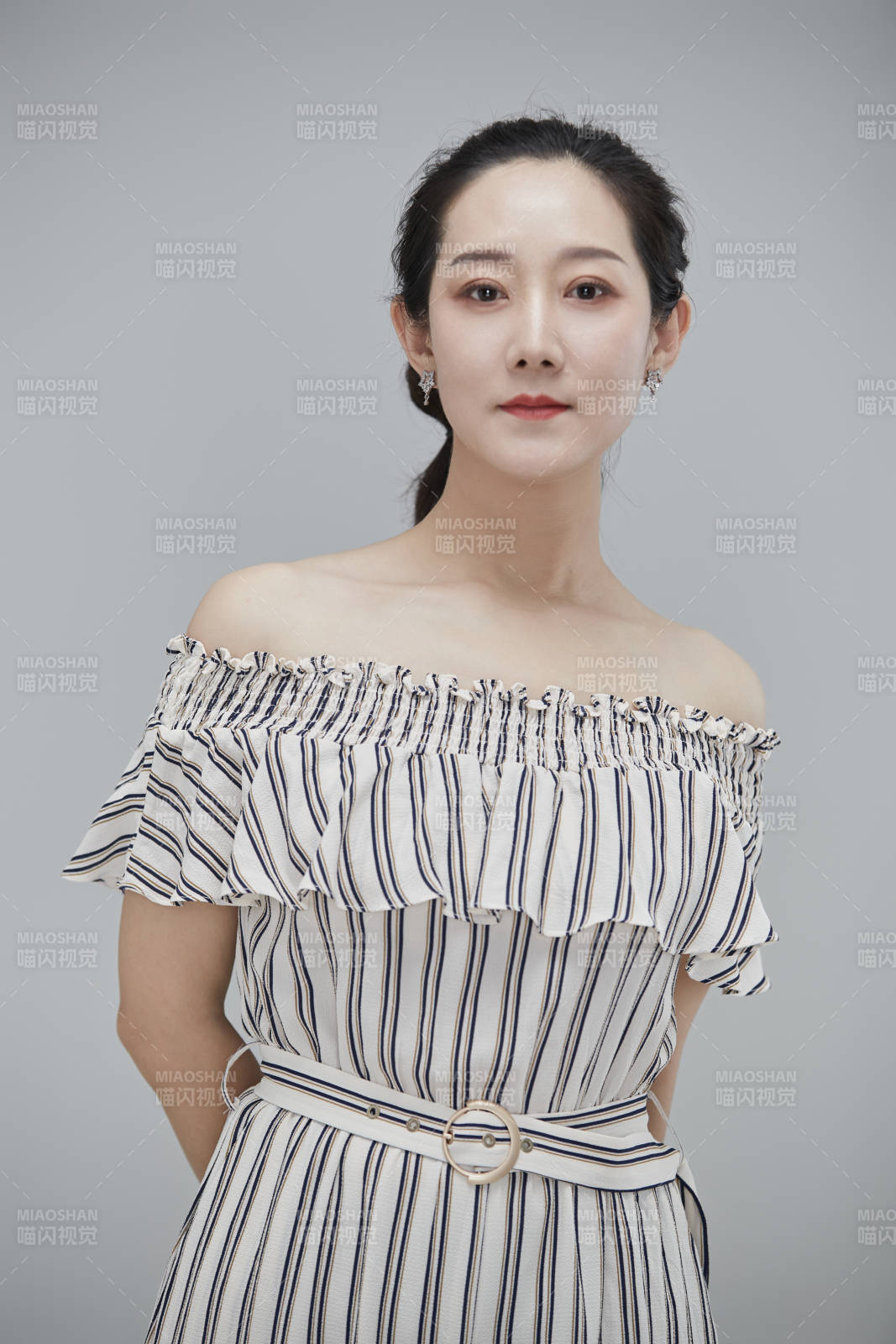 白色背景下穿着休闲时装的成年女性图片