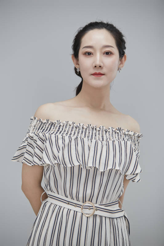 白色背景下穿着休闲时装的成年女性图片