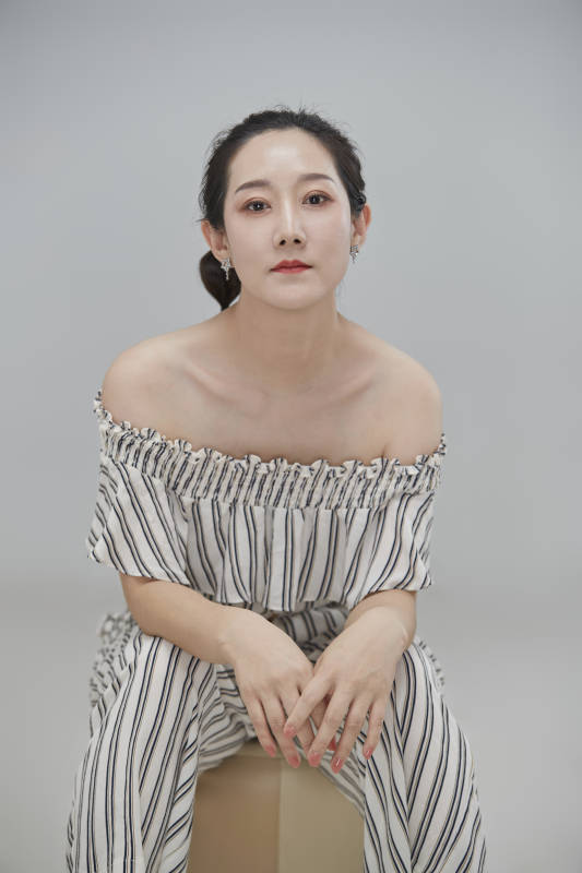 白色背景下穿着休闲时装的成年女性图片