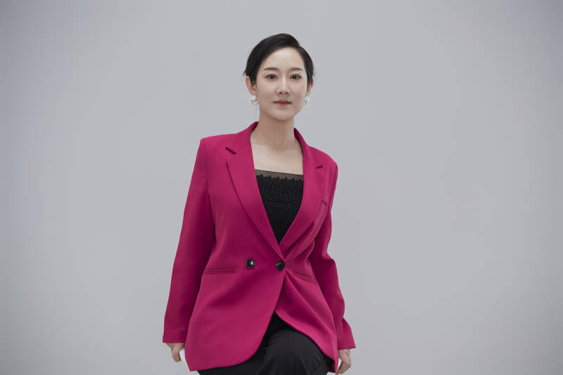 白色背景下职场职业成年女性经理人公关图片