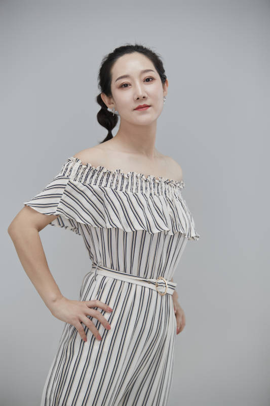 白色背景下穿着休闲时装的成年女性图片