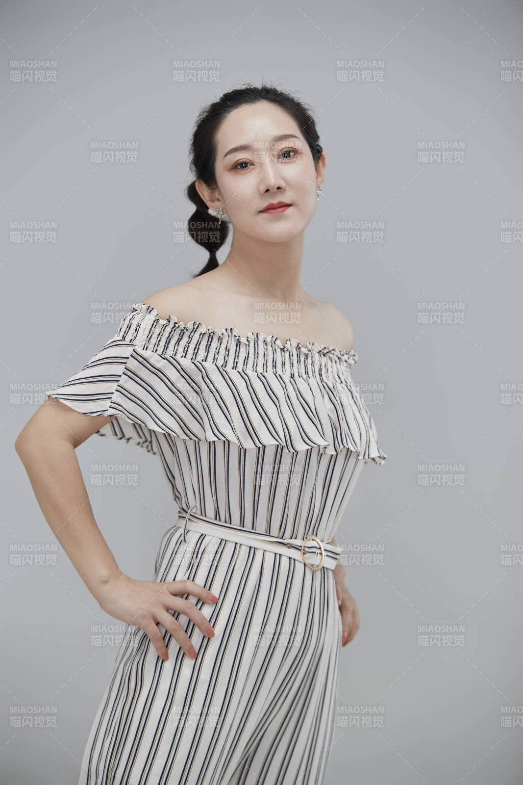 白色背景下穿着休闲时装的成年女性图片