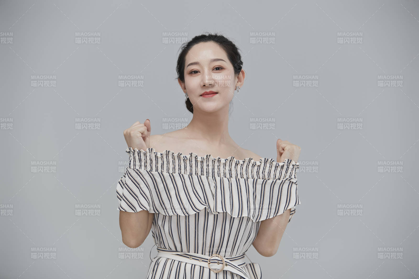 白色背景下穿着休闲时装的成年女性图片