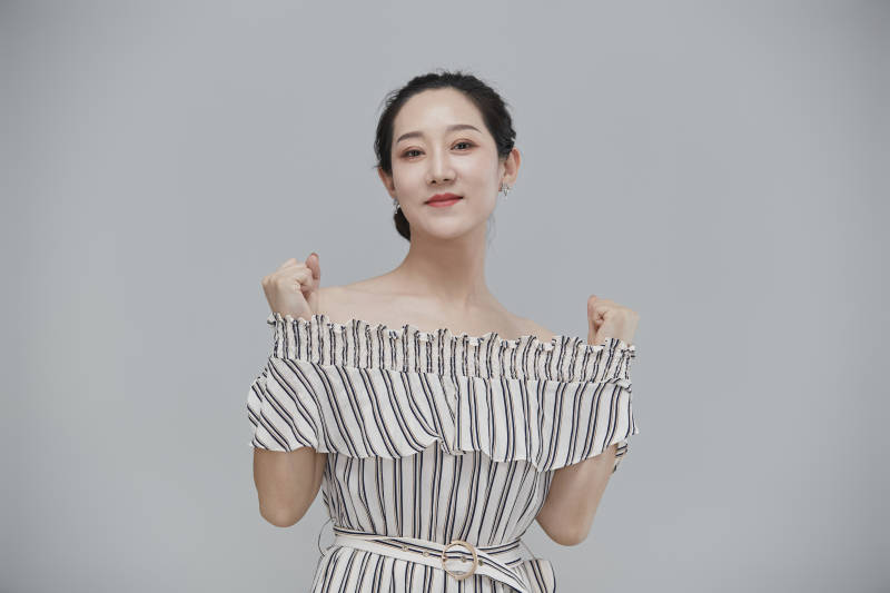 白色背景下穿着休闲时装的成年女性图片