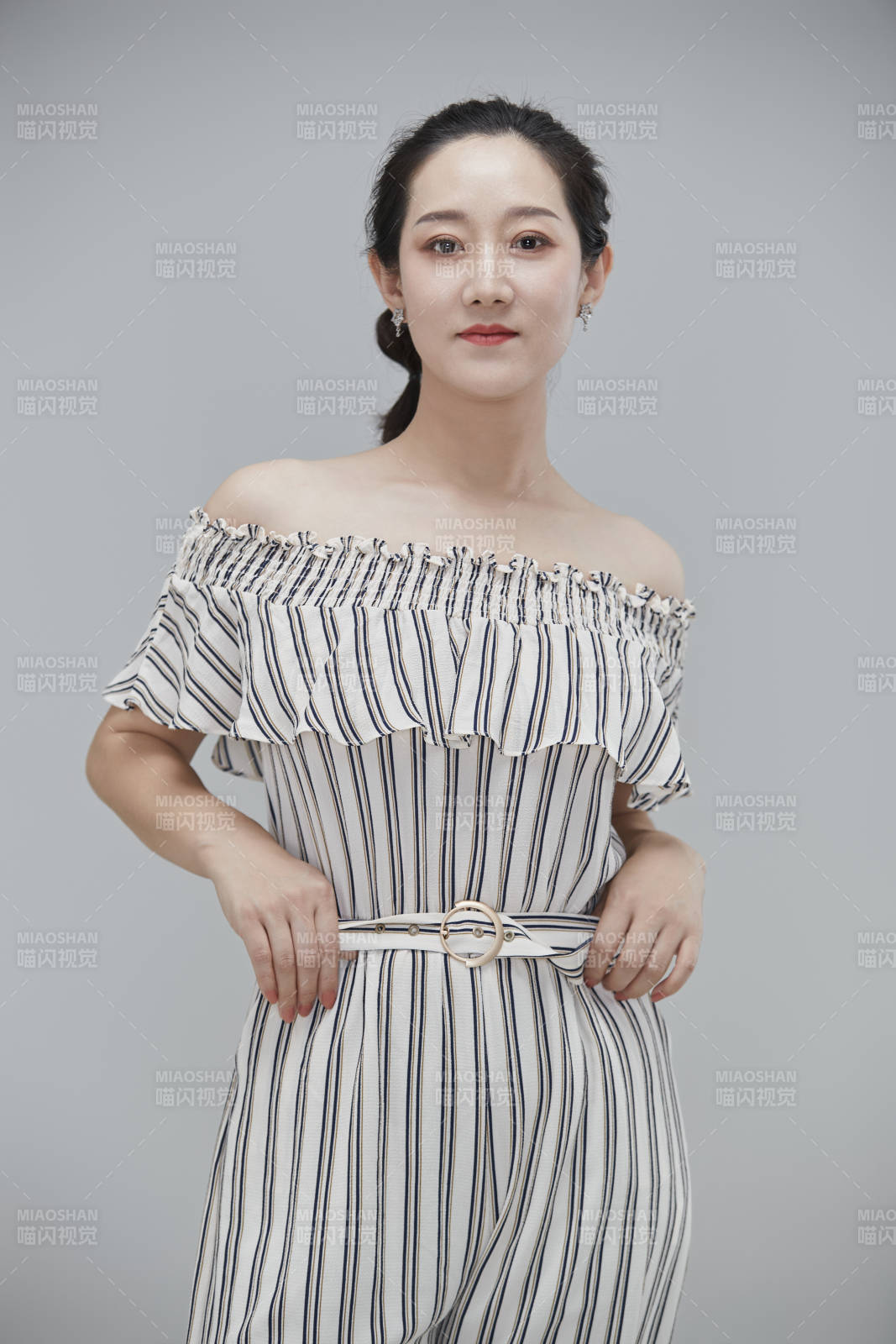 白色背景下穿着休闲时装的成年女性图片