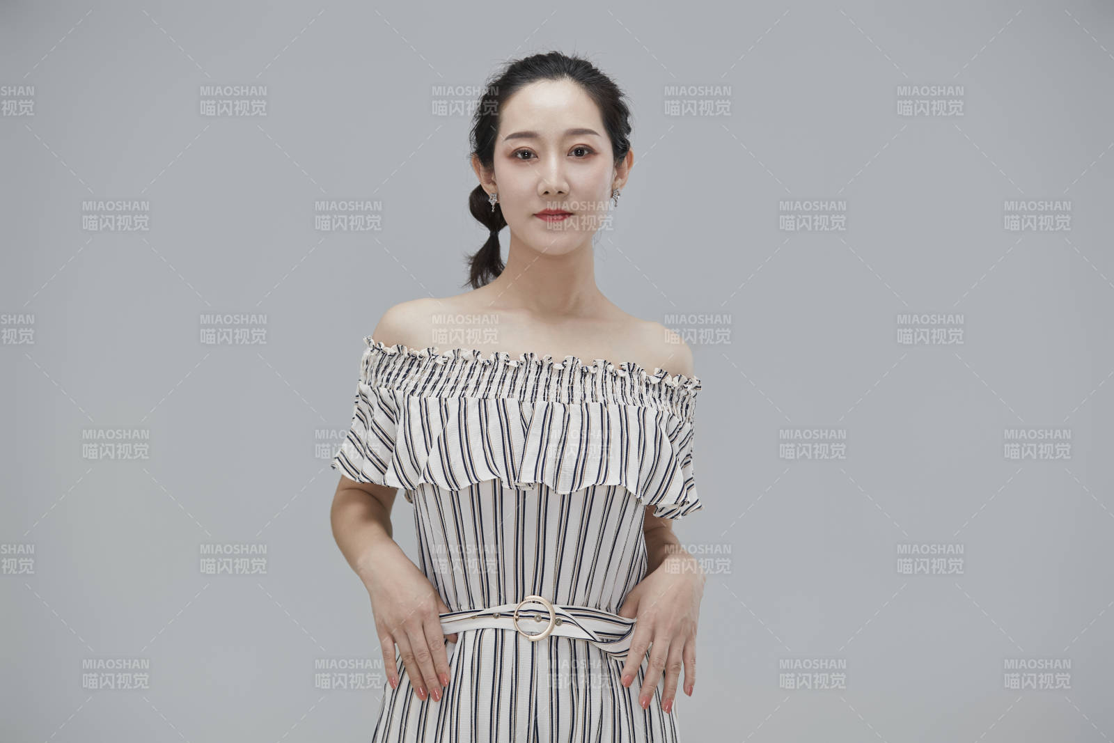 白色背景下穿着休闲时装的成年女性图片