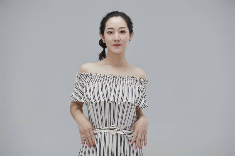 白色背景下穿着休闲时装的成年女性图片