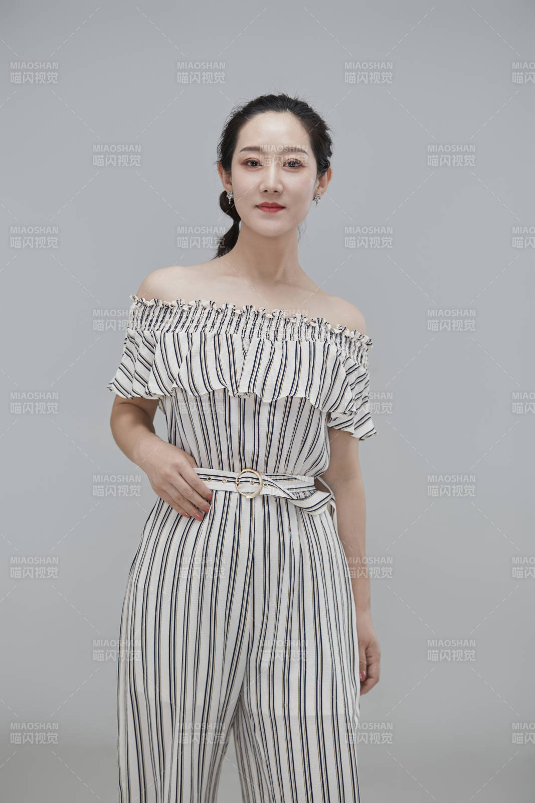 白色背景下穿着休闲时装的成年女性图片