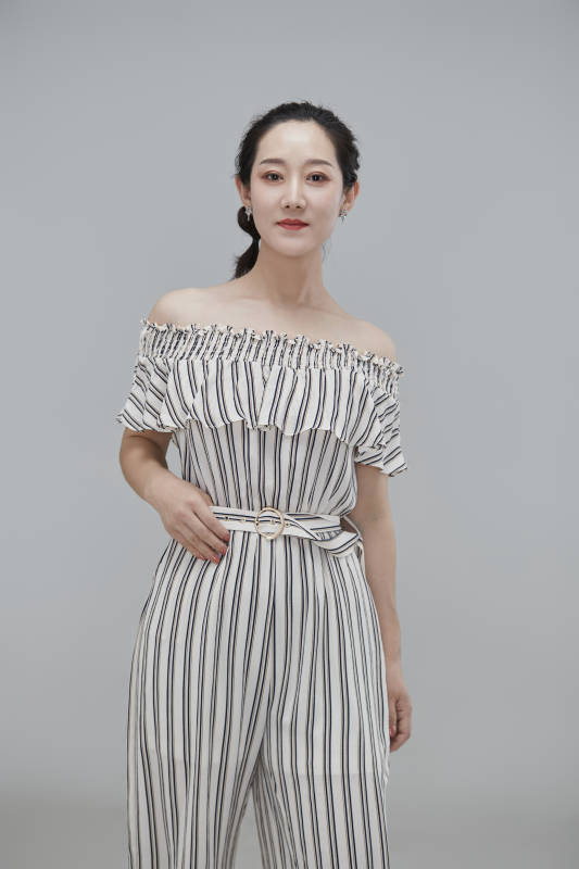 白色背景下穿着休闲时装的成年女性图片