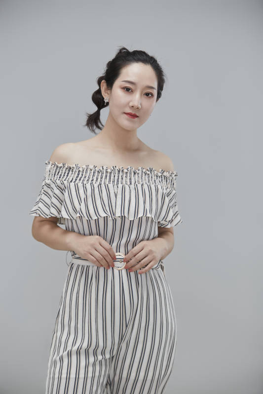 白色背景下穿着休闲时装的成年女性图片