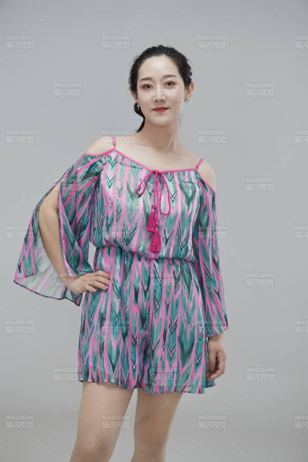 白色背景下穿着休闲时装的成年女性图片