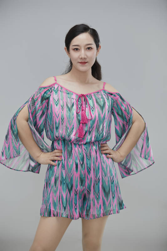 白色背景下穿着休闲时装的成年女性图片