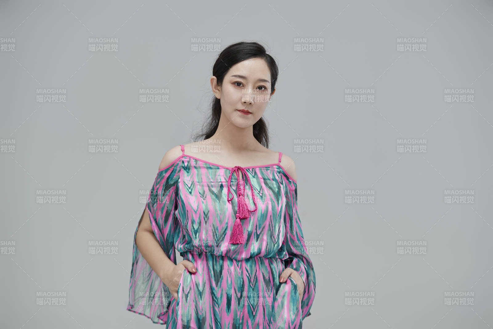 白色背景下穿着休闲时装的成年女性图片