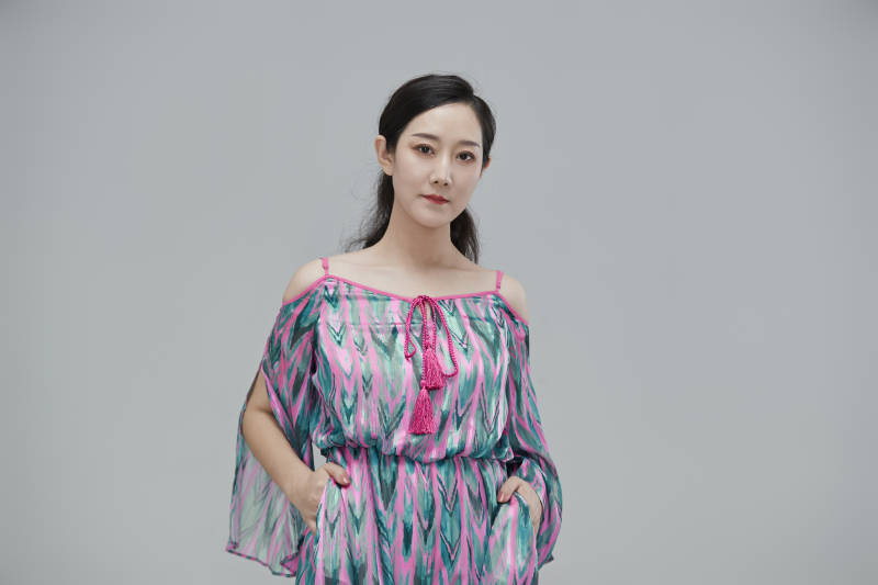 白色背景下穿着休闲时装的成年女性图片