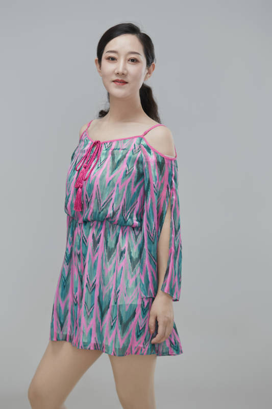 白色背景下穿着休闲时装的成年女性图片