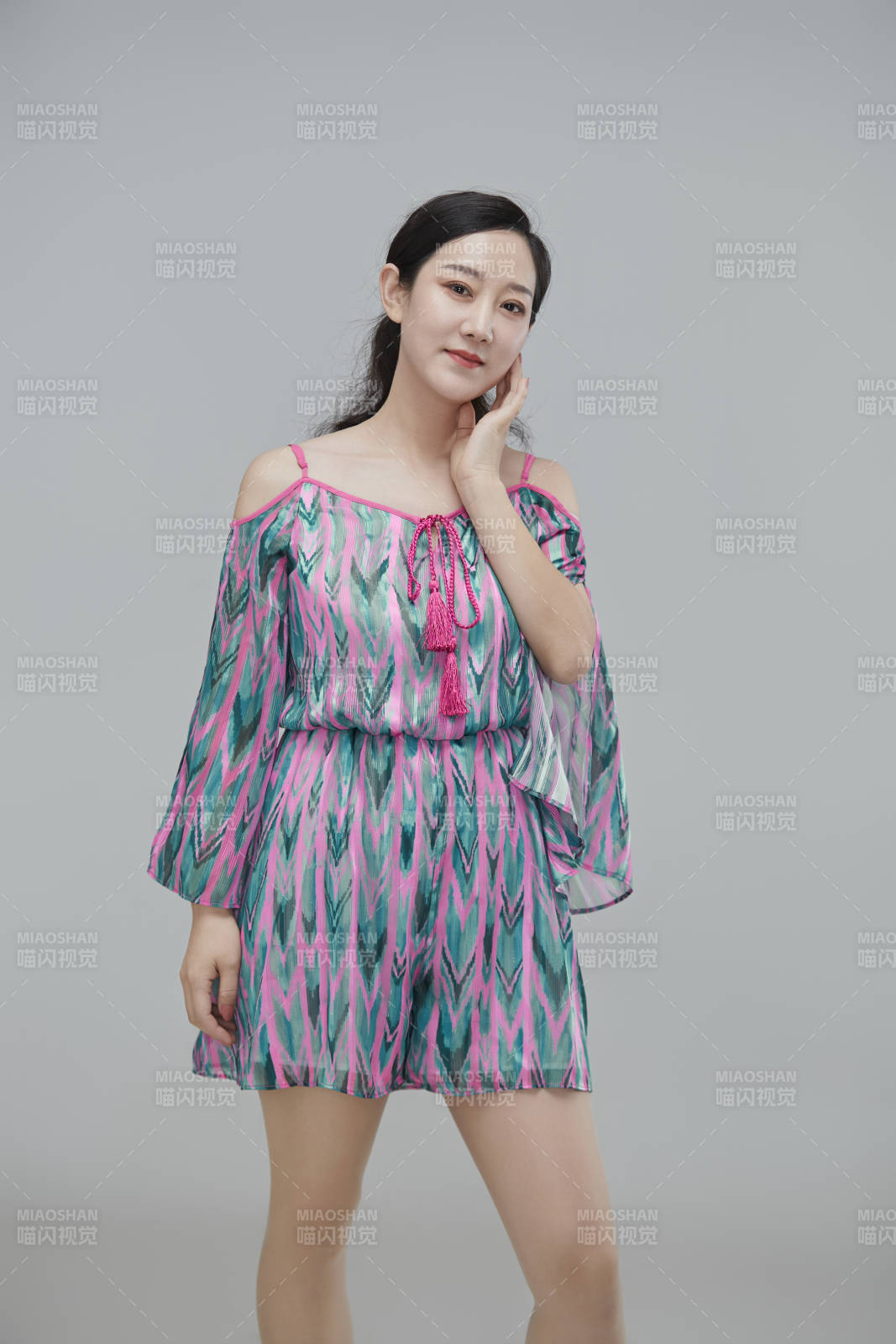 白色背景下穿着休闲时装的成年女性图片