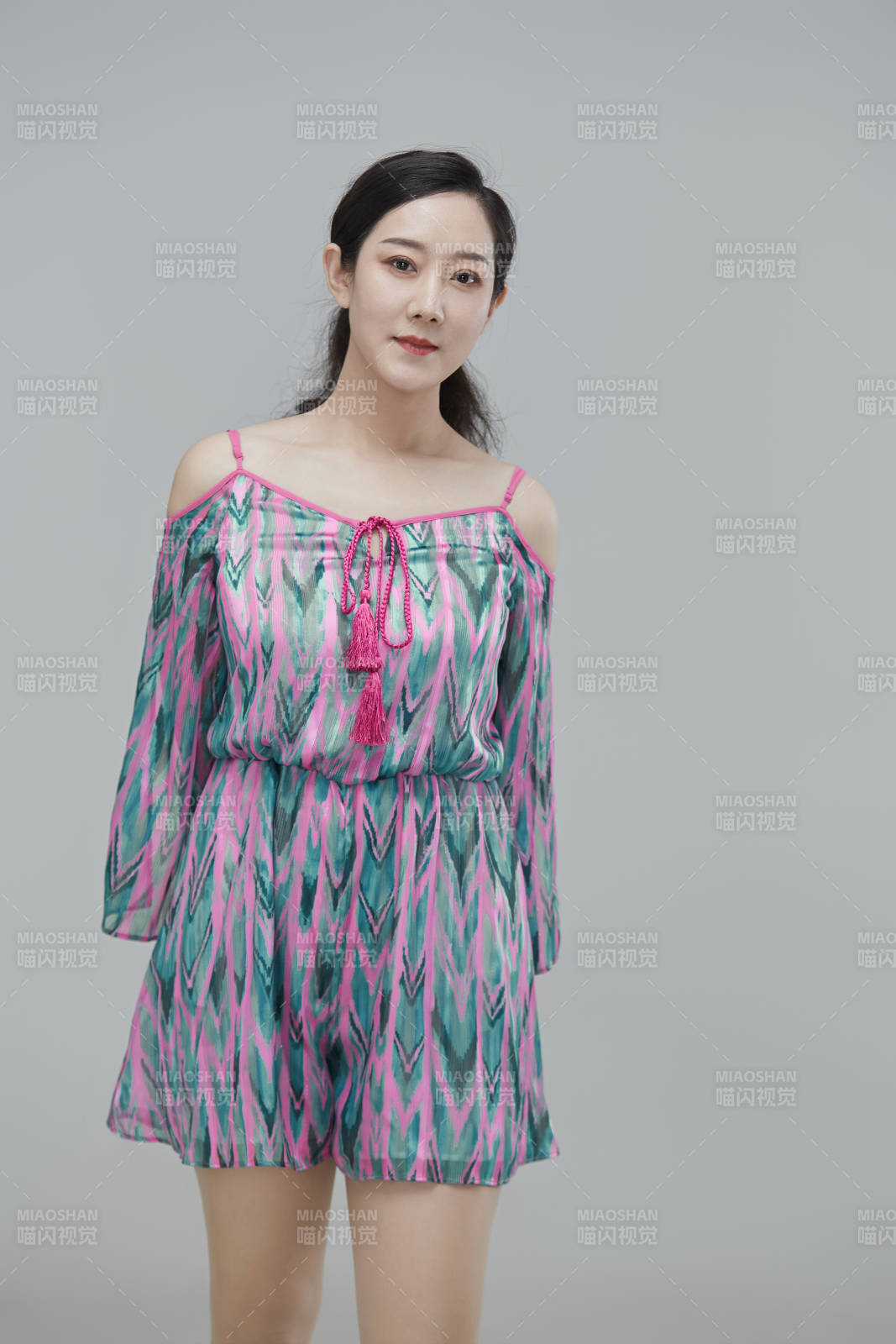 白色背景下穿着休闲时装的成年女性图片