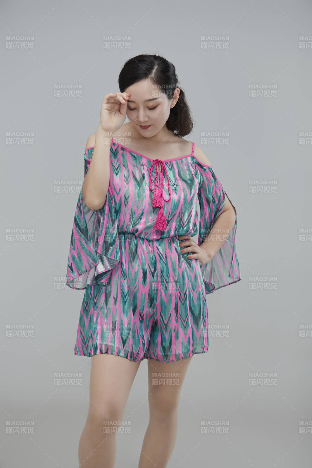 白色背景下穿着休闲时装的成年女性图片