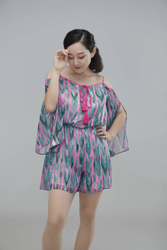 白色背景下穿着休闲时装的成年女性图片