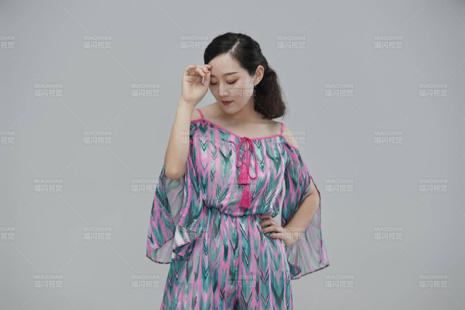 白色背景下穿着休闲时装的成年女性图片