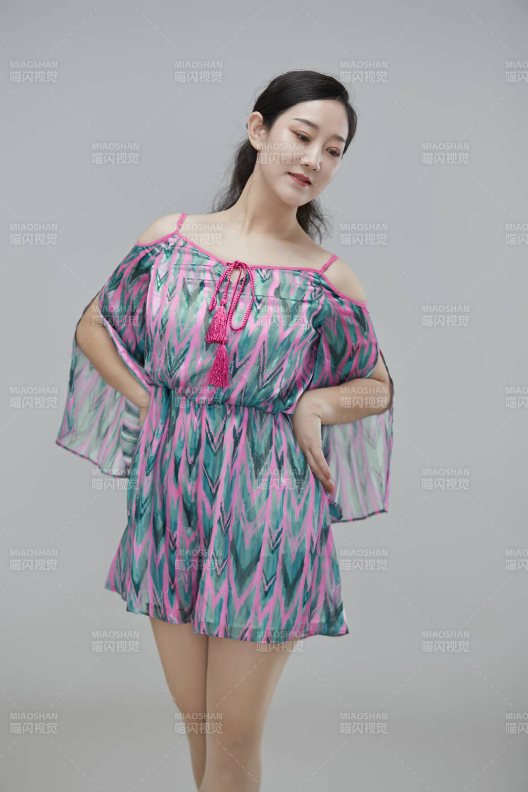 白色背景下穿着休闲时装的成年女性图片