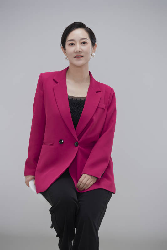 白色背景下职场职业成年女性经理人公关图片