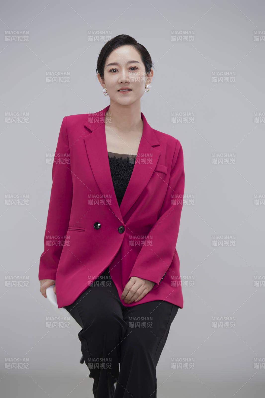 白色背景下职场职业成年女性经理人公关图片