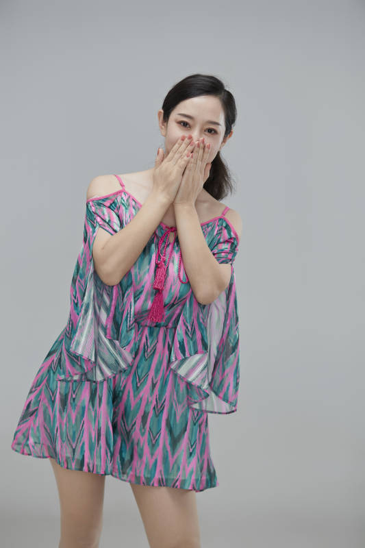 白色背景下穿着休闲时装的成年女性图片