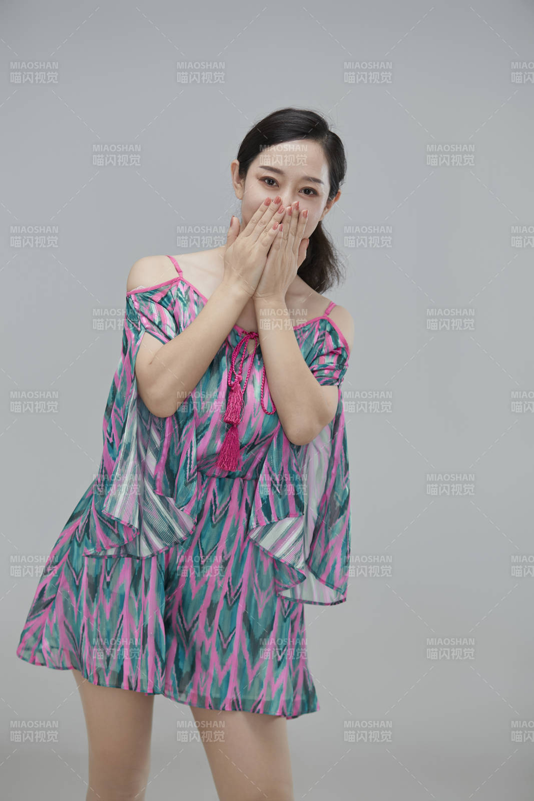 白色背景下穿着休闲时装的成年女性图片