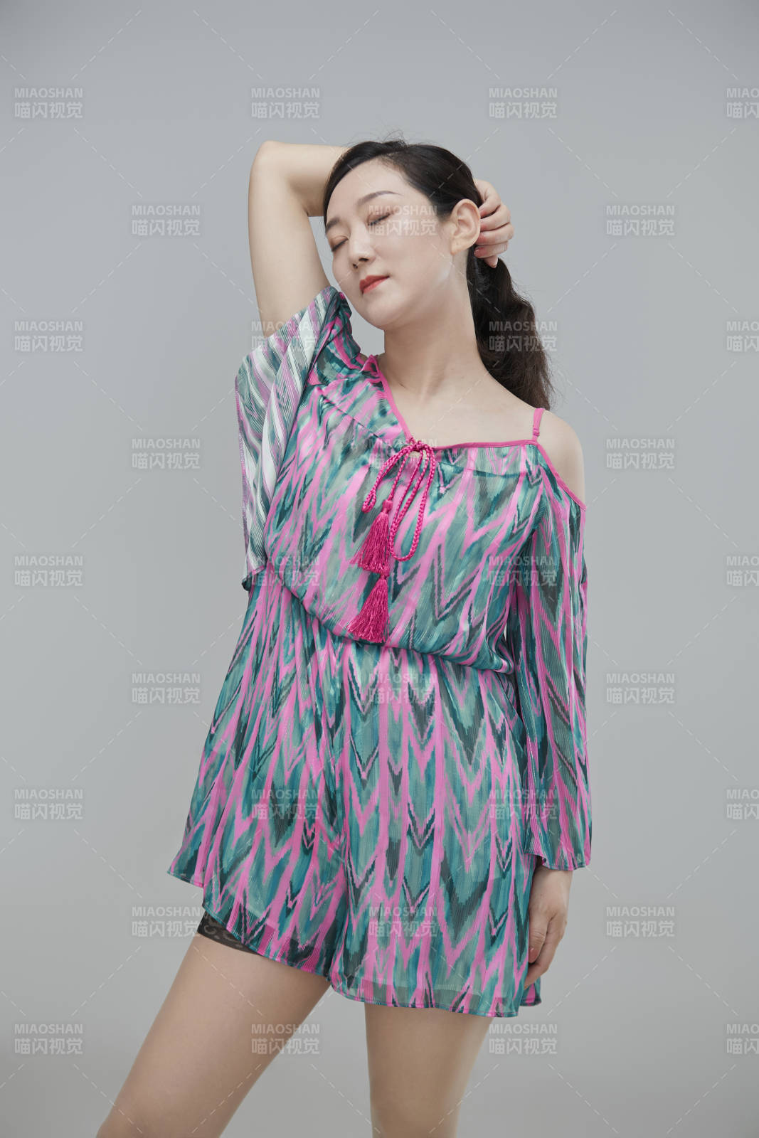 白色背景下穿着休闲时装的成年女性图片