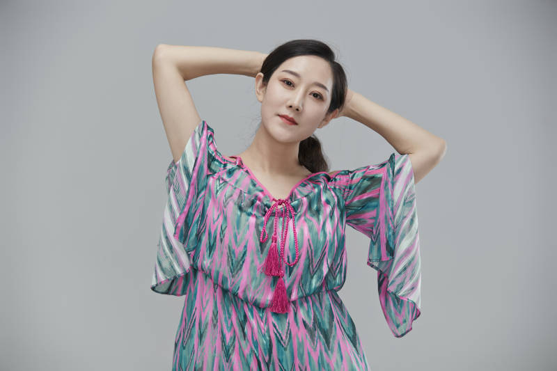 白色背景下穿着休闲时装的成年女性图片