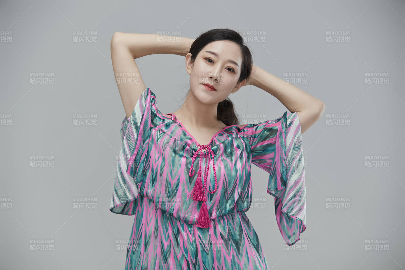 白色背景下穿着休闲时装的成年女性图片