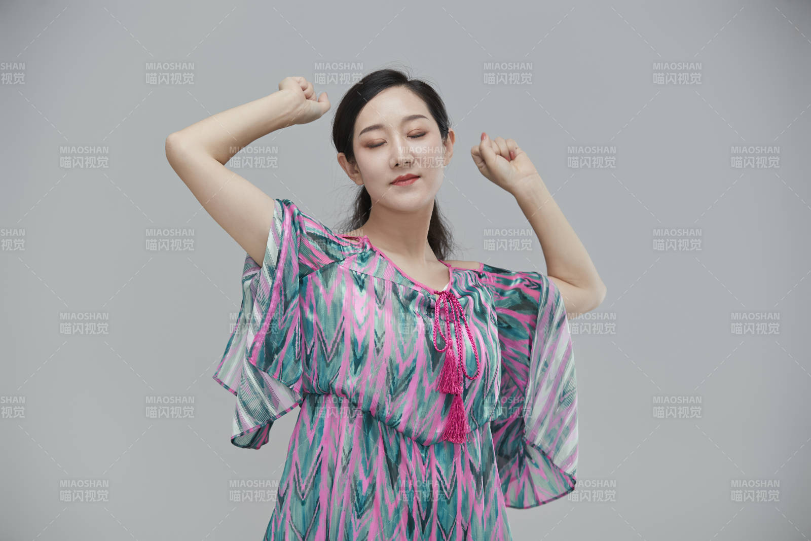 白色背景下穿着休闲时装的成年女性图片