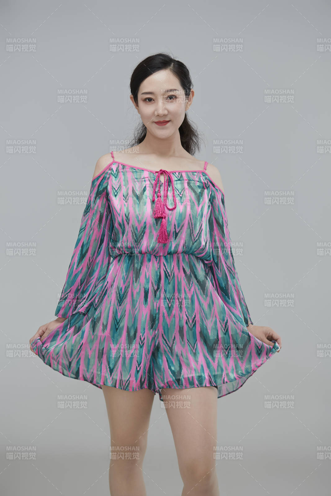 白色背景下穿着休闲时装的成年女性图片