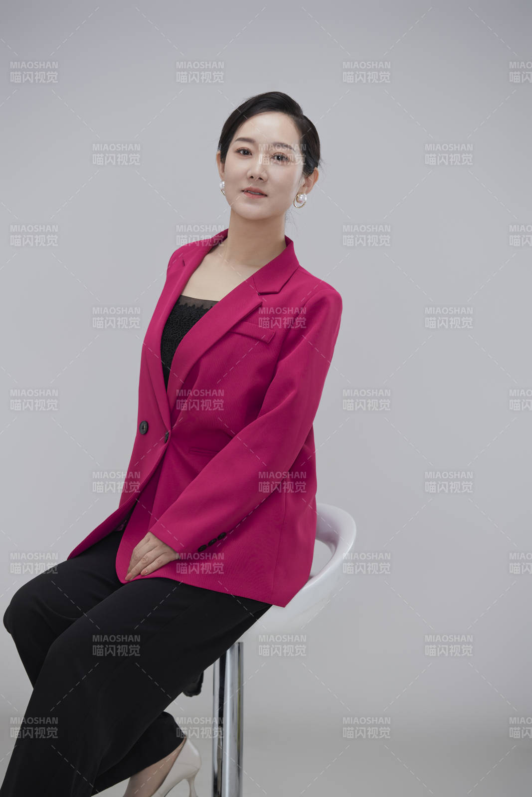 白色背景下职场职业成年女性经理人公关图片