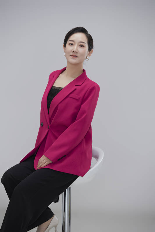 白色背景下职场职业成年女性经理人公关图片